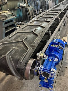 Стрічковий конвеєр L-10000 горизонтальний з шевронною стрічкою ялинка Н-20