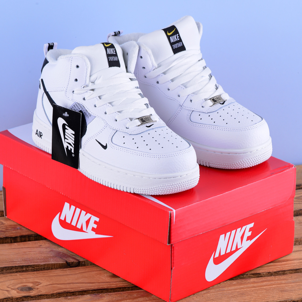 Зимові Кросівки Nike Air Force з хутром білі з чорним логотипом, фото 1