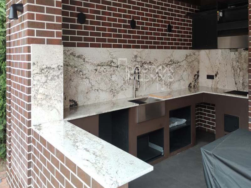 Стільниця в зоні барбекю з граніту Martini