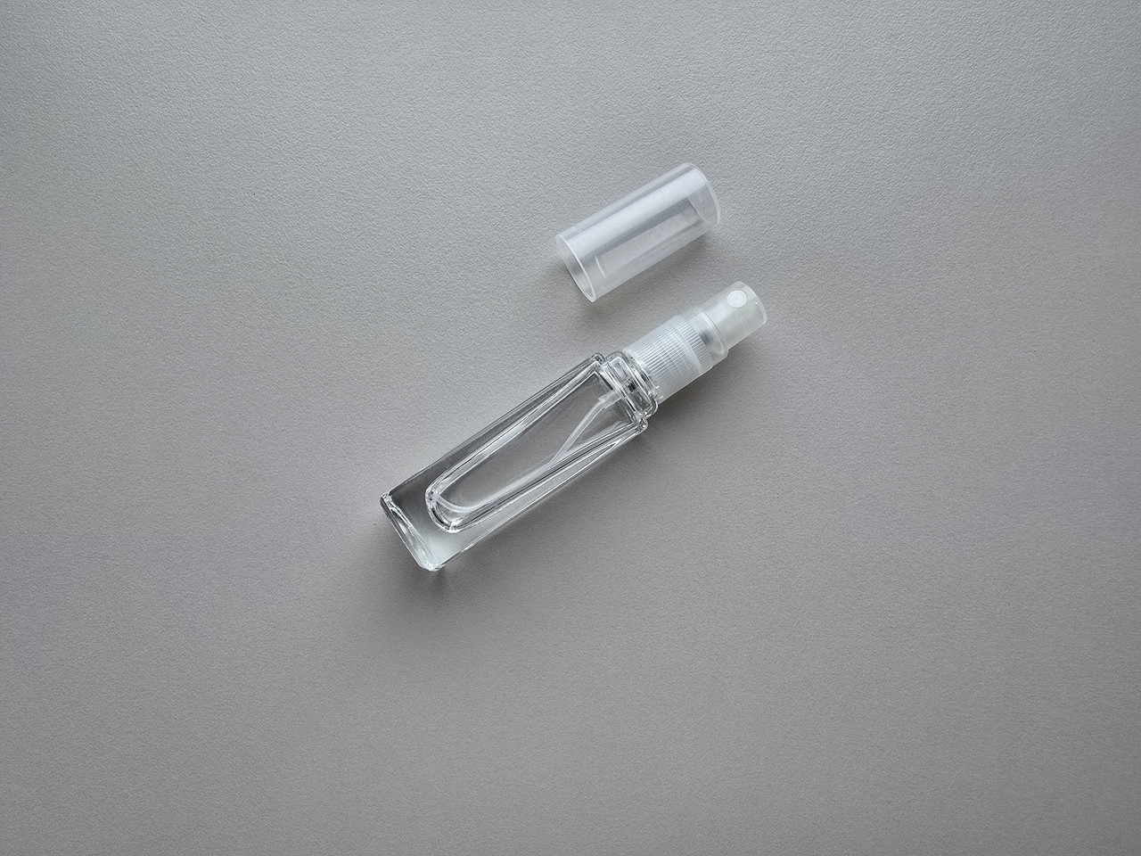 15 мл Квадрат флакон скляний прозорий з пластиковим прозорим розпилювачем, спреєм 13/415