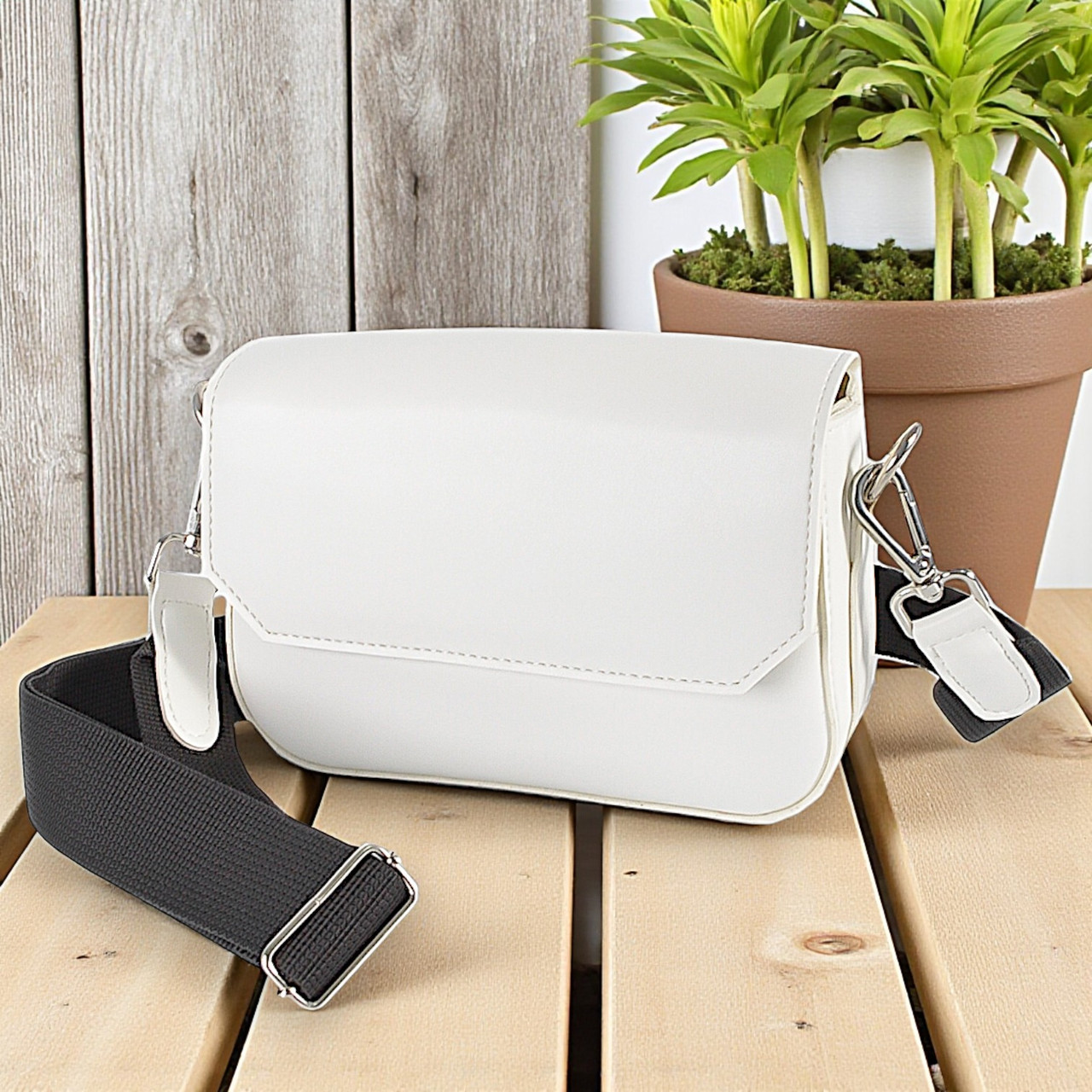 Маленька жіноча сумочка клатч крос боді через плече з екошкіри біла сумка з широким плечовим ременем, фото 1