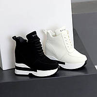 Жіночі зимові білі та чорні кросівки снікерси на хутрі на високій платформі танкетці