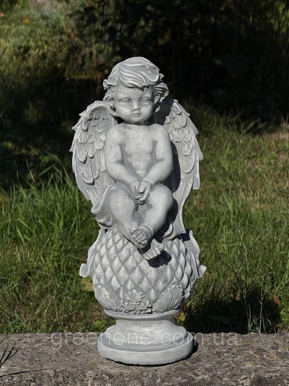 Скульптура Ангела на кулі, фігура Ангел з крилами з арт-бетону, сумуючий Ангел на могилу воїна 38 см, фото 1