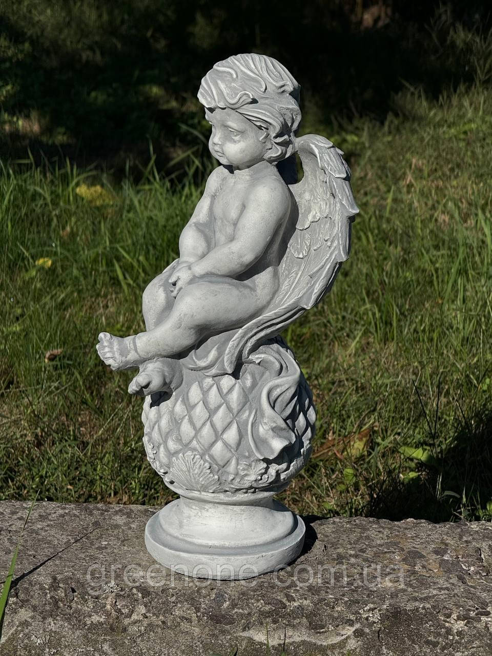 Скульптура Ангела на кулі, фігура Ангел з крилами з арт-бетону, сумуючий Ангел на могилу воїна 38 см, фото 1