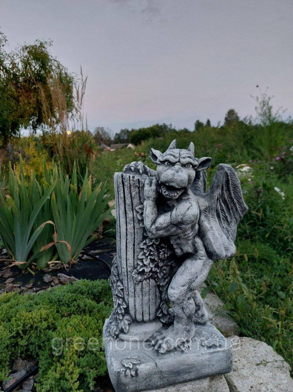 Садова фігура, скульптура Гаргульй з крилами біля колони для декору саду, ручної роботи 45 см, фото 1