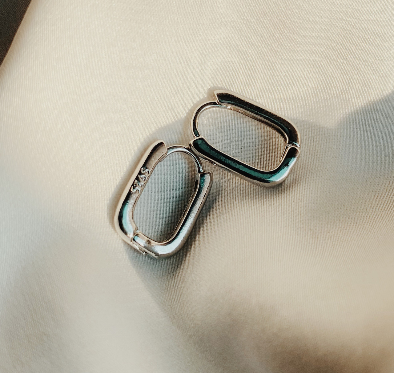 Маленькі прямогульніе сережки в кольорі срібло біжутерія