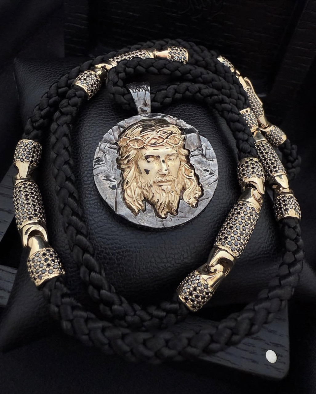 Шовковий шнурок із золотими вставками та чорними діамантами та підвіс Ісус Христос, фото 1