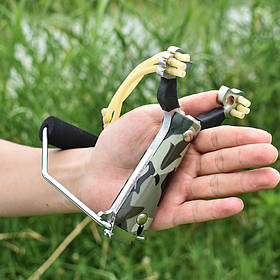 Рогатка для спорту та риболовлі металева з камуфляжною ручкою кольору хакі компактна 141х75х19 мм вага 70 г