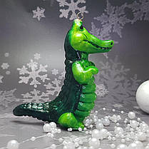 Скляна ялинкова іграшка Крокодил Komozja Family Santa Claus, фото 3