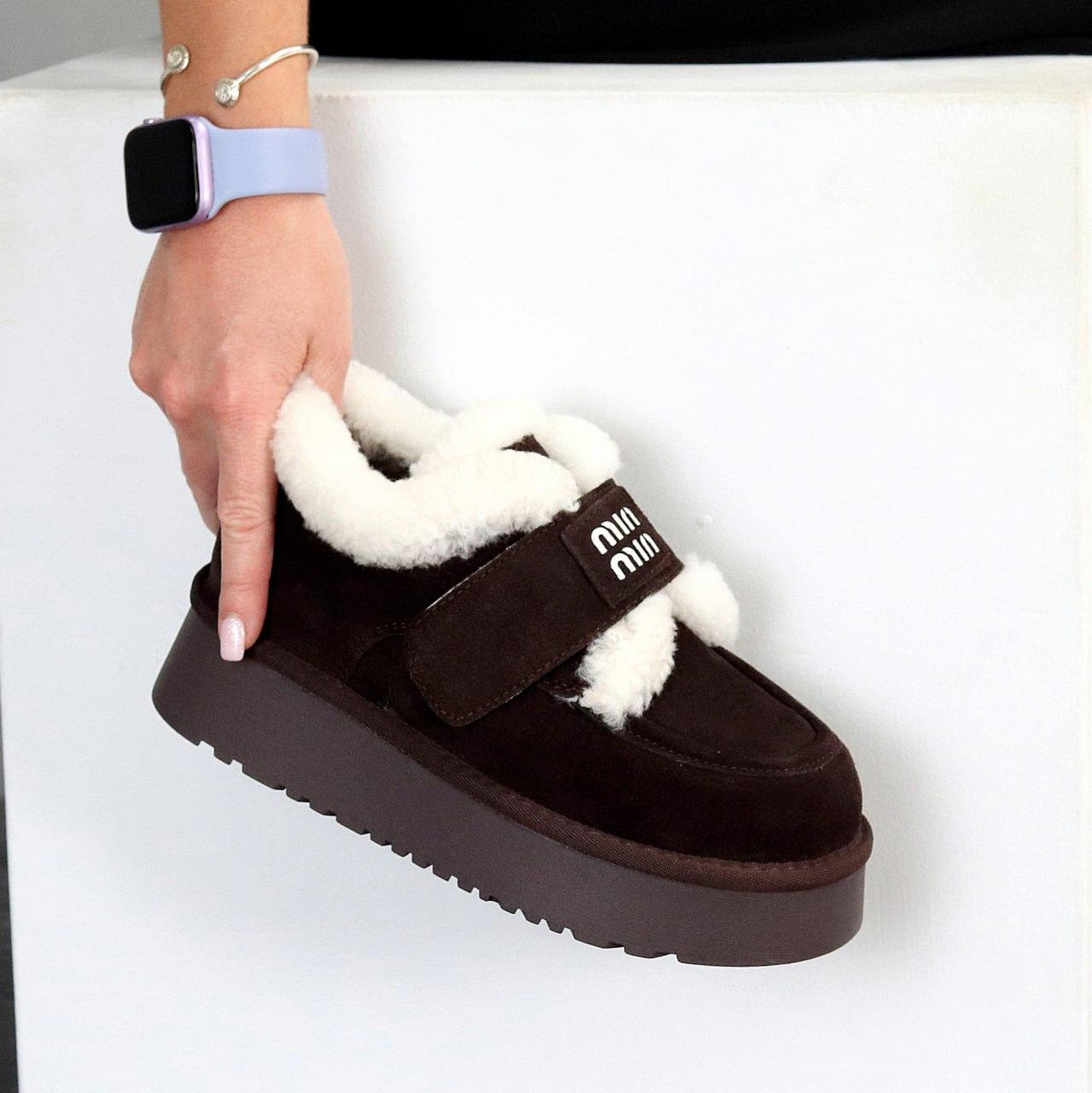 Жіночі зимові короткі черевики замшеві на липучці коричневі натуральна замша