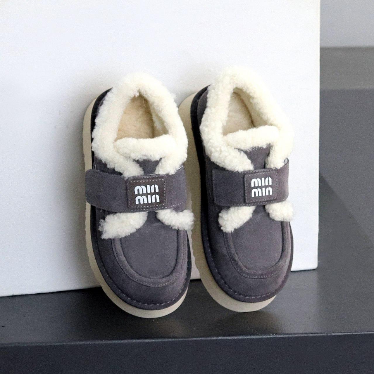 Жіночі зимові короткі черевики замшеві на липучці сірі натуральна замша