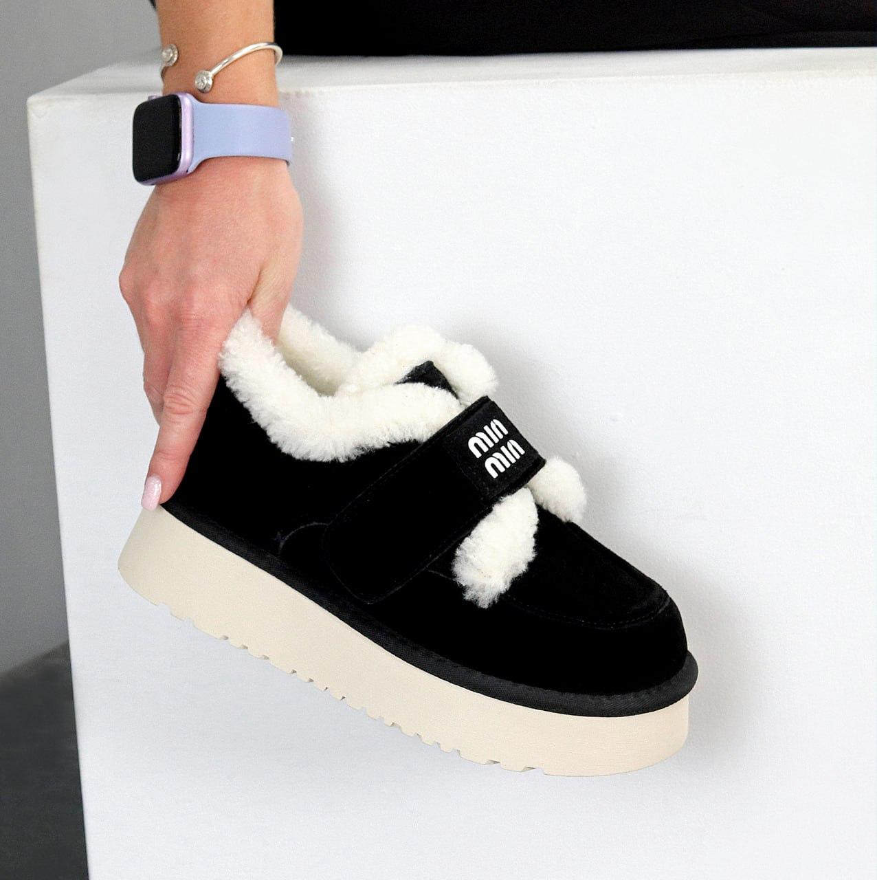 Жіночі зимові короткі черевики замшеві на липучці чорні натуральна замша