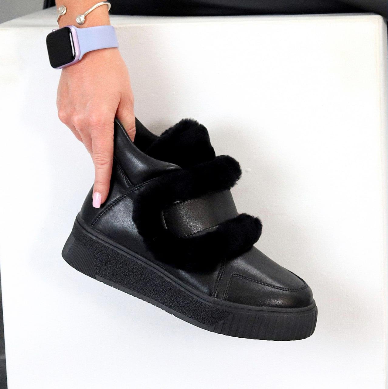 Жіночі зимові шкіряні черевики на широкій липучці чорні натуральна шкіра