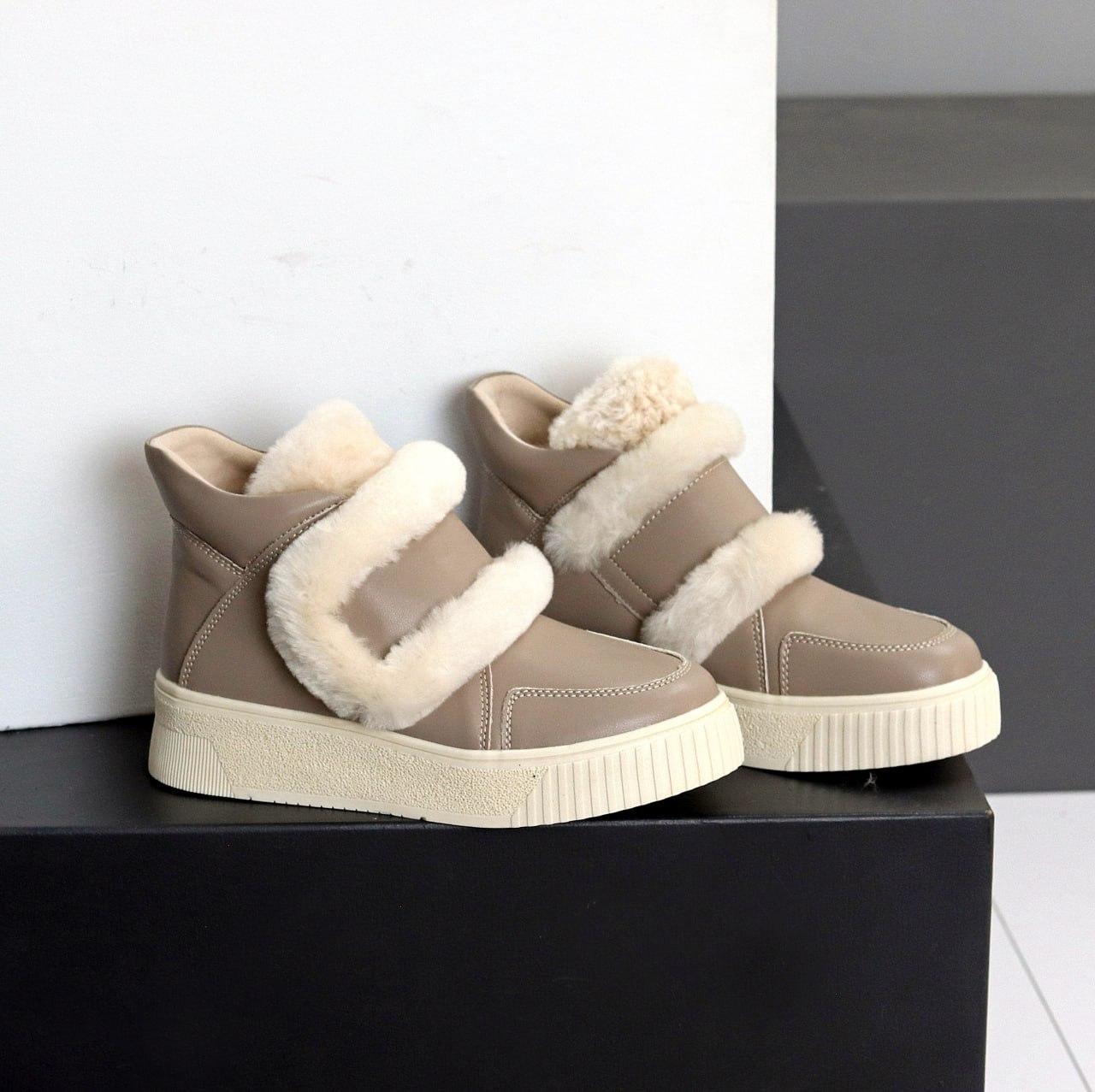 Жіночі зимові шкіряні черевики на широкій липучці латте натуральна шкіра