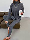 Вязаний теплий жіночий костюм лосіни і туніка з комірцем темно-сірий, фото 3