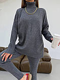 Вязаний теплий жіночий костюм лосіни і туніка з комірцем темно-сірий, фото 4