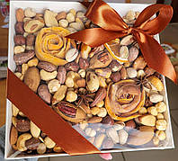 Подарунковий набір горіхів і сухофруктів 600 г (коробка 20×20 см)