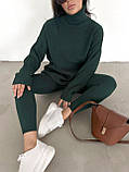 Вязаний теплий жіночий костюм лосіни і туніка з комірцем темно-зелений, фото 2