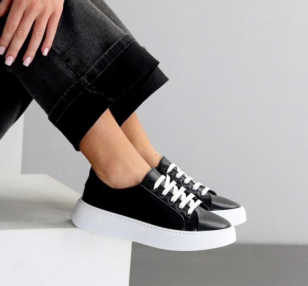 Кеди шкіряні жіночі стильні весна чорні на білій підошві 38р, фото 1