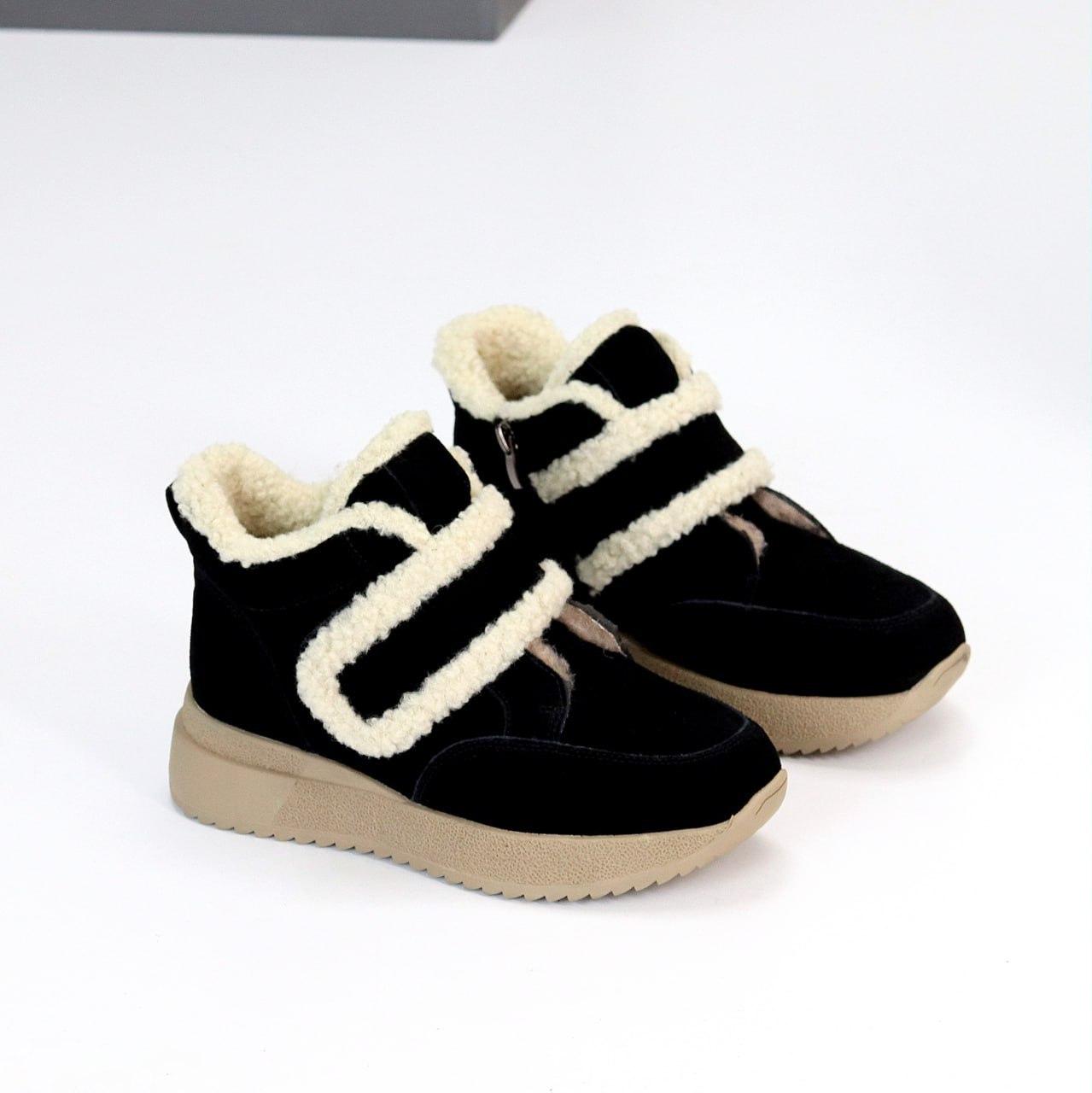 Жіночі зимові черевики на широкій липучці та змійці чорні натуральна замша