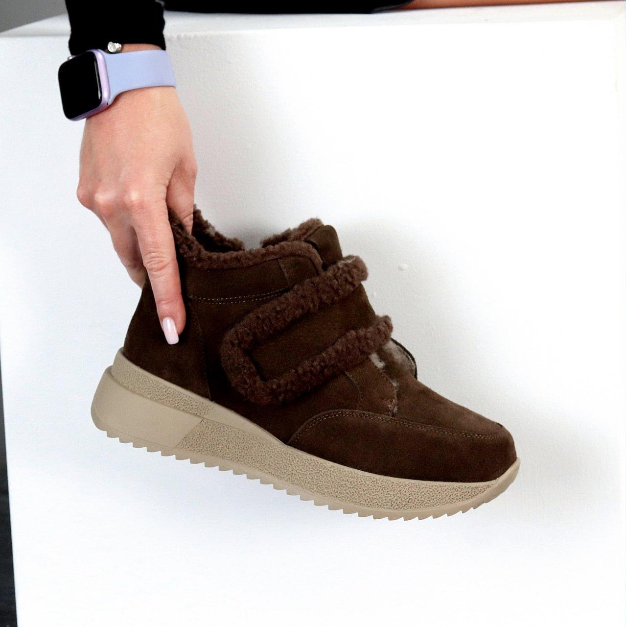 Жіночі зимові черевики на широкій липучці та змійці коричневі натуральна замша