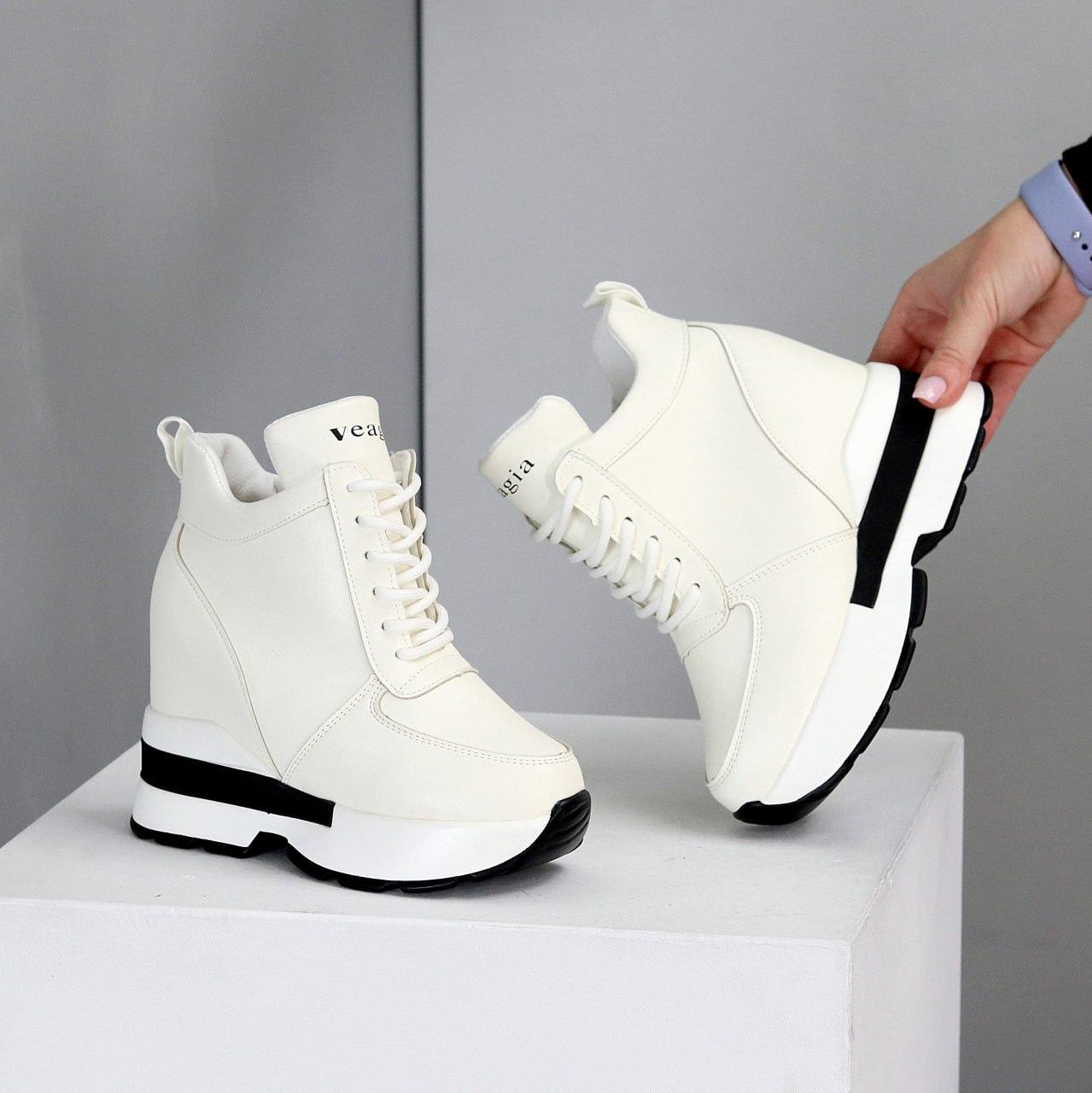 Зимові жіночі черевики снікерси на хутрі молодіжні стильні білі екошкіра
