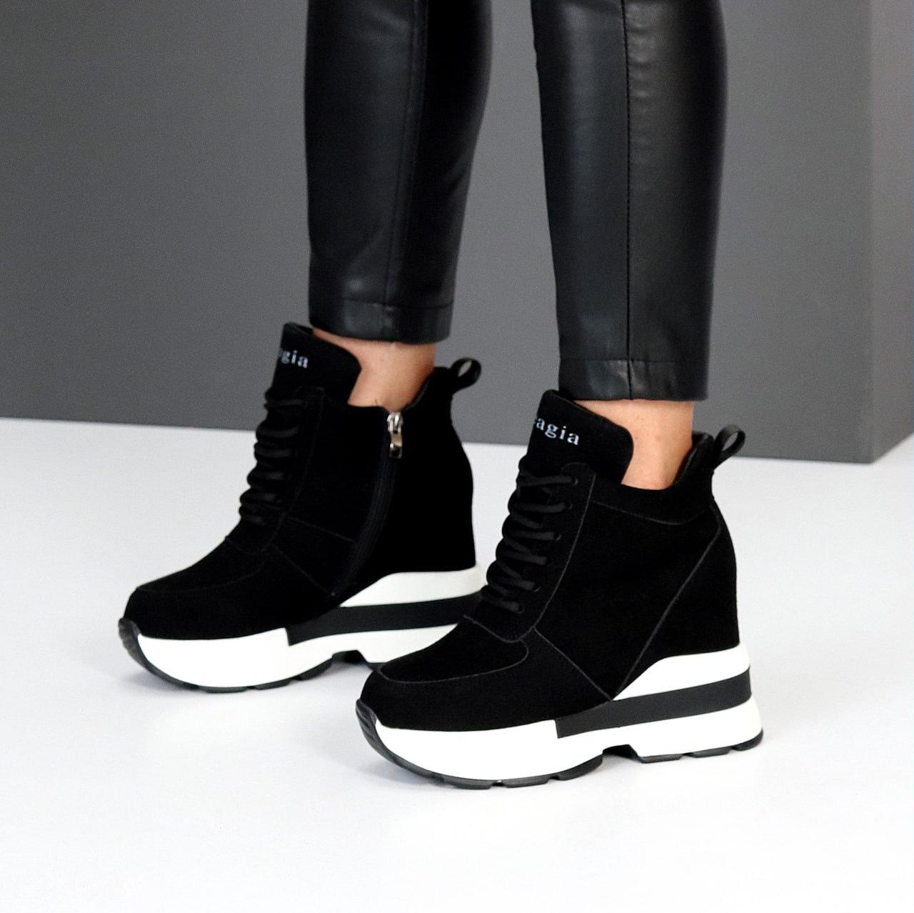 Зимові жіночі черевики снікерси на хутрі молодіжні стильні чорні екозамша