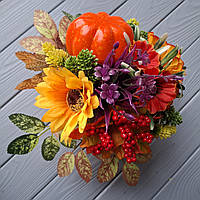 Осіння композиція з гарбузом і соняшником.