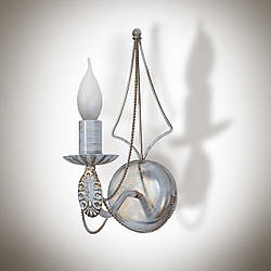 Біле коване класичне однолампове бра зі свічею у спальню, зал, їдальню