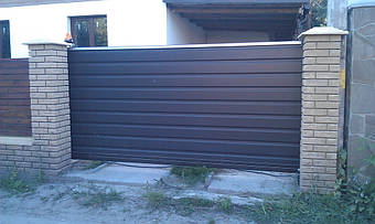 Автоматические откатные ворота с двусторонней горизонтальной зашивкой профлистом плюс калитка 2