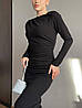 Жіноча облягаюча сукня чорного кольору з креп-дайвінгу довжини міді з вирізом-човником, фото 3