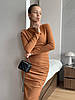 Жіноча облягаюча сукня відтінку шоколад з креп-дайвінгу довжини міді з вирізом-човником, фото 3