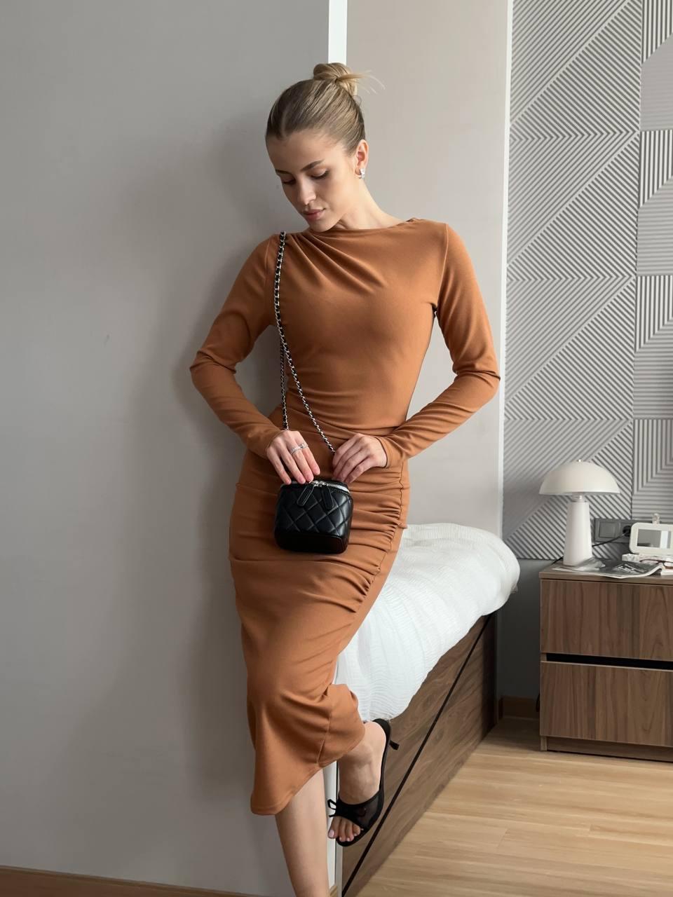 Жіноча облягаюча сукня відтінку шоколад з креп-дайвінгу довжини міді з вирізом-човником, фото 1
