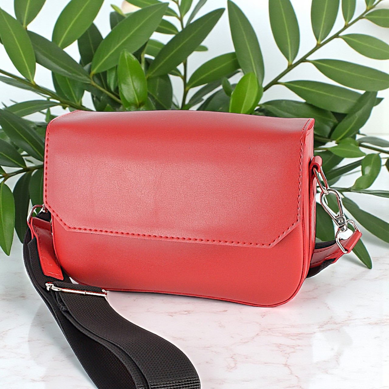 Маленька жіноча сумочка клатч крос боді через плече з екошкіри червона сумка з широким плечовим ременем, фото 1