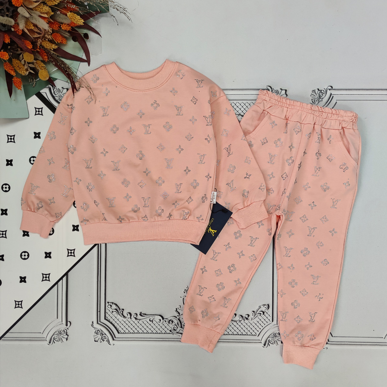 Легкий трикотажний костюм Louis Vuitton зі стразами для дівчинки