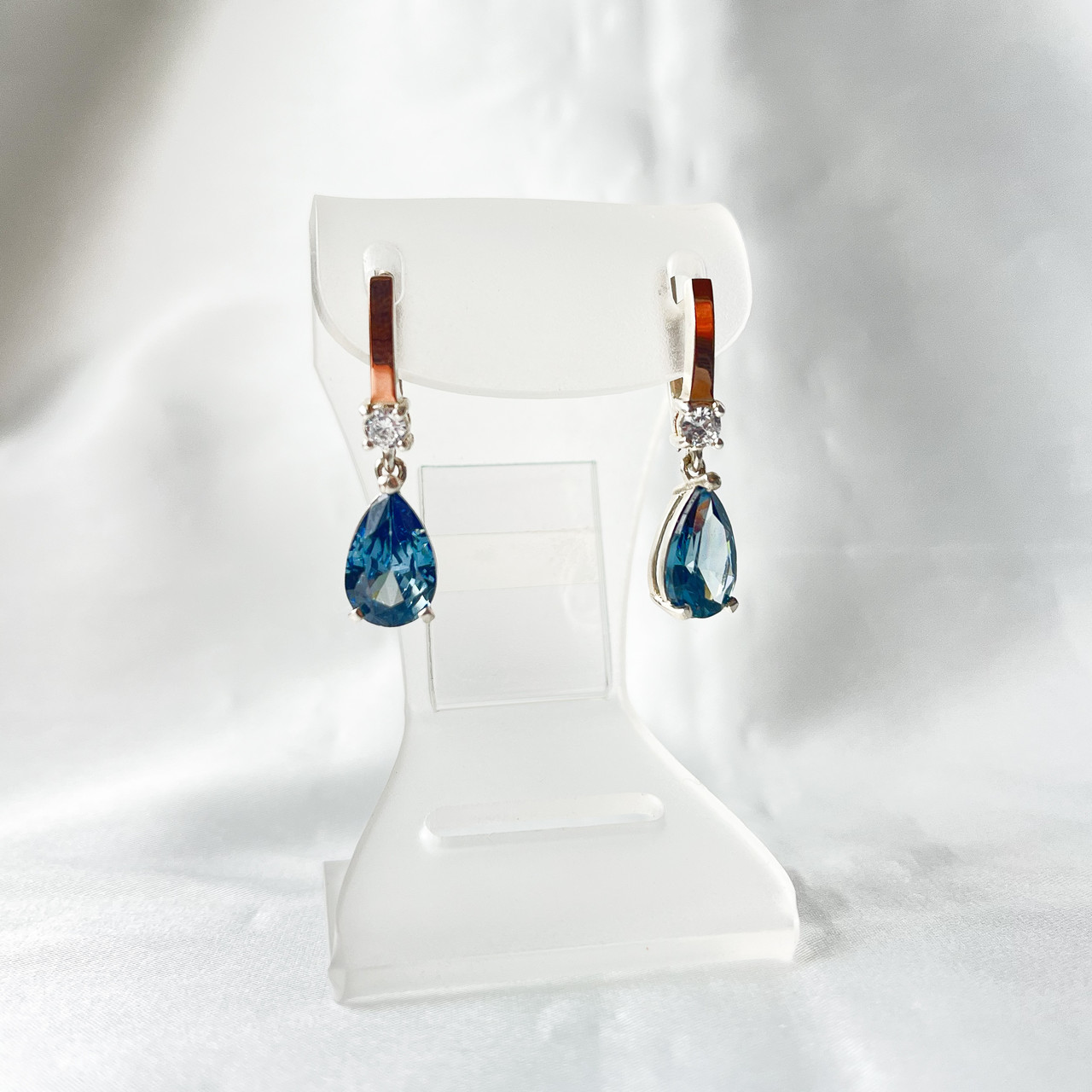 Мініатюрні срібні сережки-підвіски у формі крапельки "Монако" (блакитний фіаніт, срібло 925, золото 375), фото 1