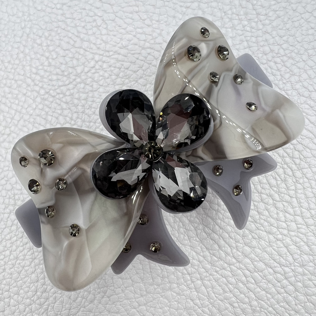 Заколка автомат для волос бантик с цветочком серого цвета с стразами длина 5 см высота ширина 8 см