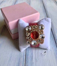 Годинники жіночі з масивним прикрасою