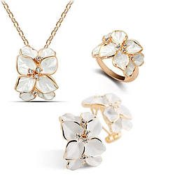 Набір прикрас Primo Glory сережки, кільце розмір 18 та кольє у формі квітів з білими пелюстками та кристалами – Gold&White