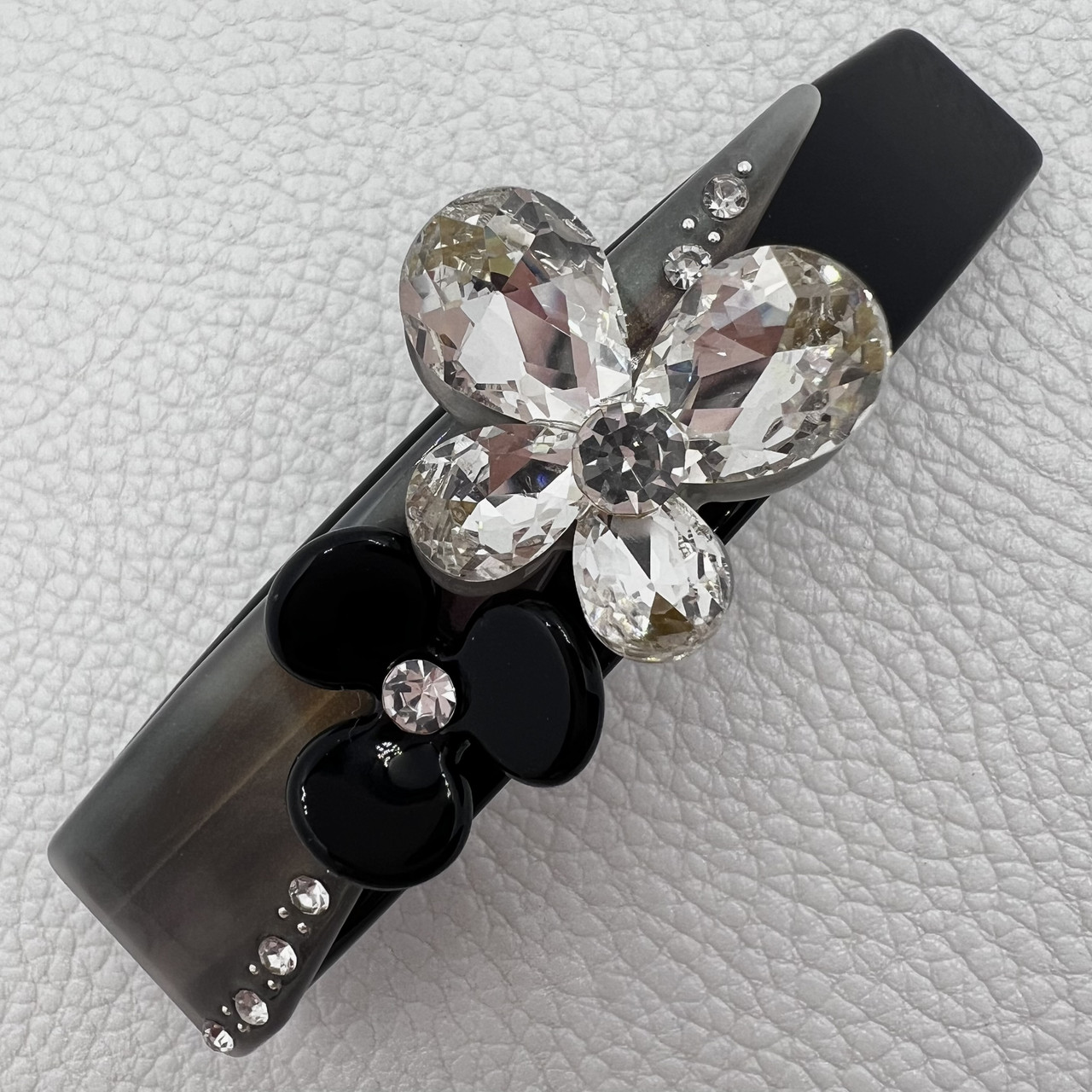 Заколка автомат для волос с цветочком и бабочкой черно серого цвета с стразами длина 8 см ширина 1.5 см