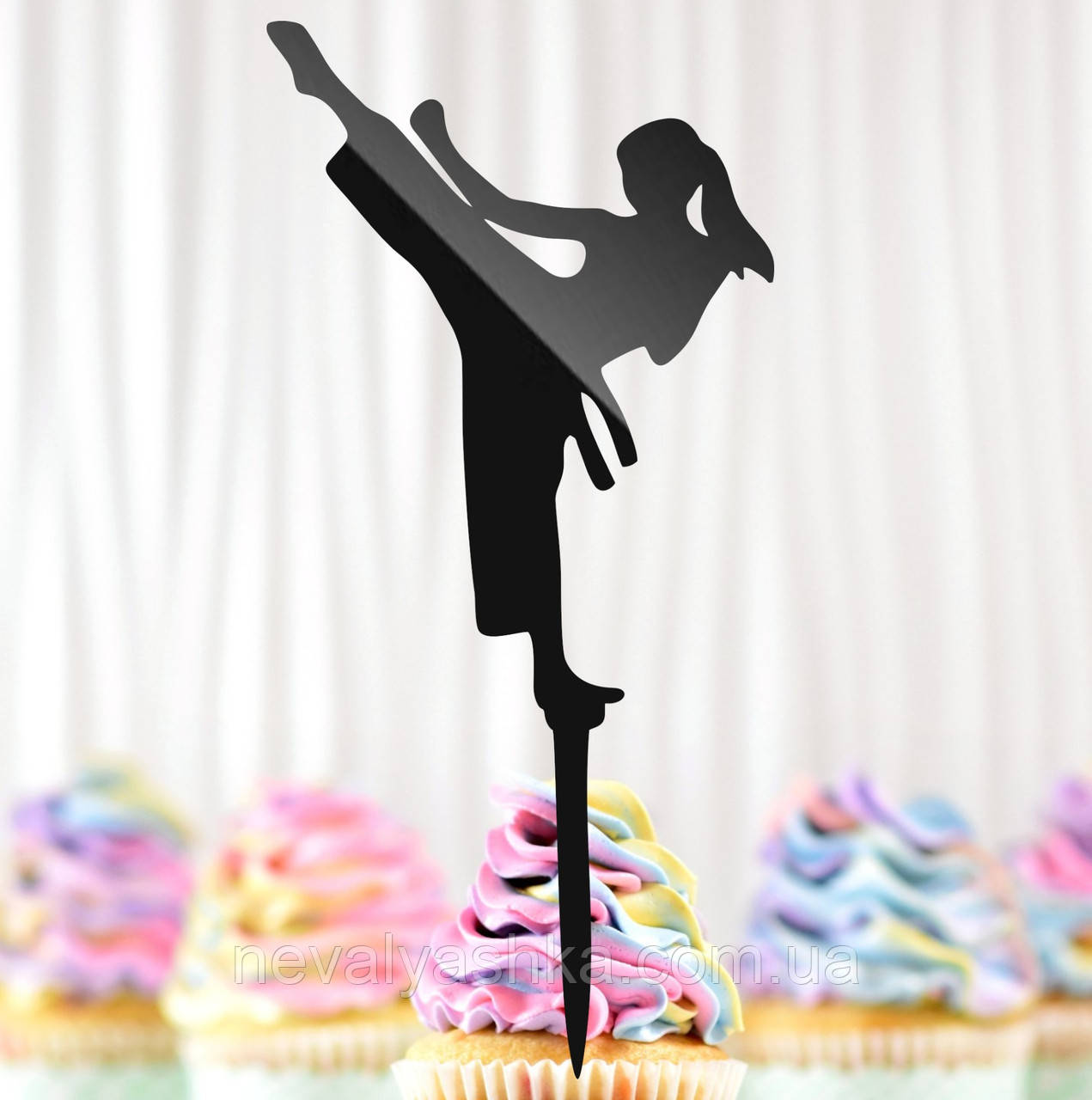Пластиковий Топпер "Силует для Єдиноборств Каратистки Дзюдоїстки" 17х8см Чорний Топер для Торта, Фігурка Полістирол