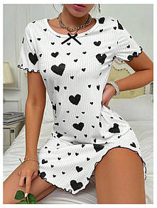 Нічна сорочка Серцепад для сну в рубчик з розрізом на стегні та коротким рукавом в чорні сердечка колір білий S