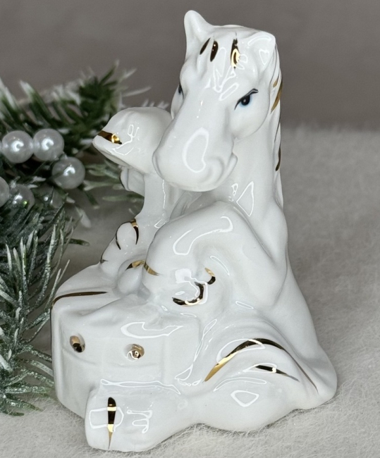 🤍Декоративна статуетка порцеляновий Кінь з подаруночком Білий, фото 1