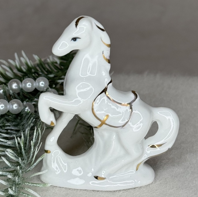 🤍Декоративна маленька статуетка порцеляновий Кінь з сідлом 8х7х2.5 см Білий, фото 1