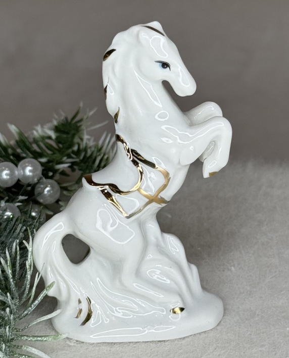 🤍Декоративна маленька статуетка порцеляновий Кінь з сідлом на дибах 8,8х5,5х3 см Білий, фото 1