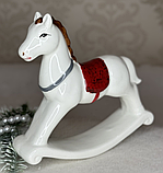 🤍Декоративна статуетка порцеляновий Кінь-гойдалка з червоним сідлом 16х16,5х4,5 см Білий, фото 2