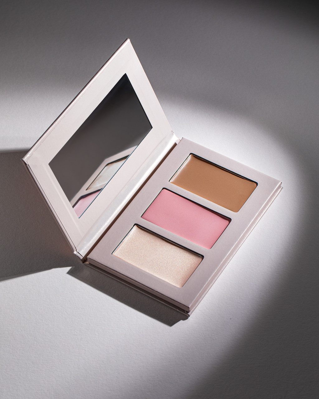 Палетка для контурингу Palette Bogenia 12 г, фото 1