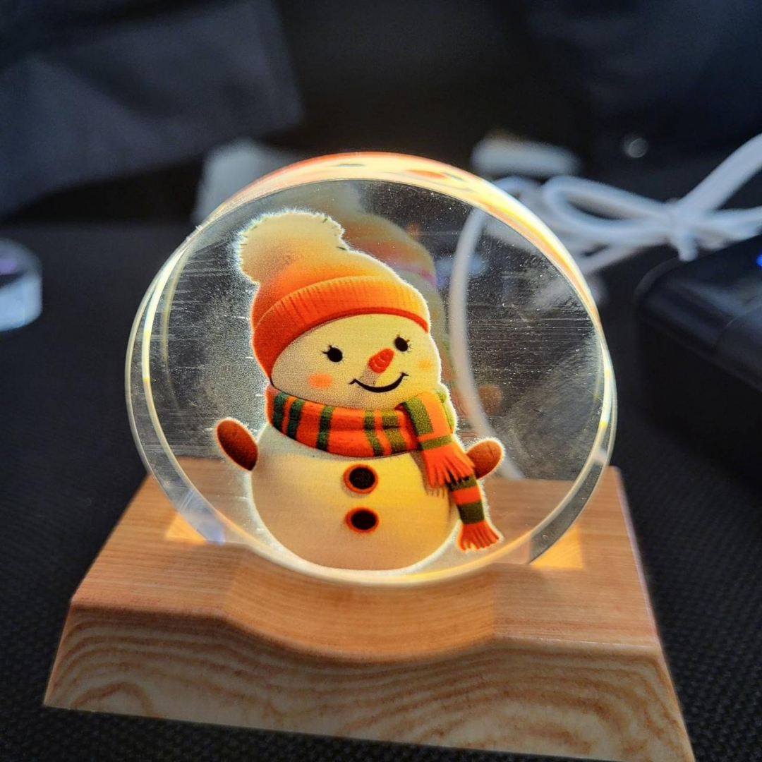 Нічник-кристалічна куля з малюнками на підставці з LED-підсвіткою 8 см*8 см Сніговик - фото 1 - id-p2776371512