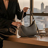 Жіноча сумка багет через плече графіт маленька сумка з плечовим ременем з екошкіри, фото 4