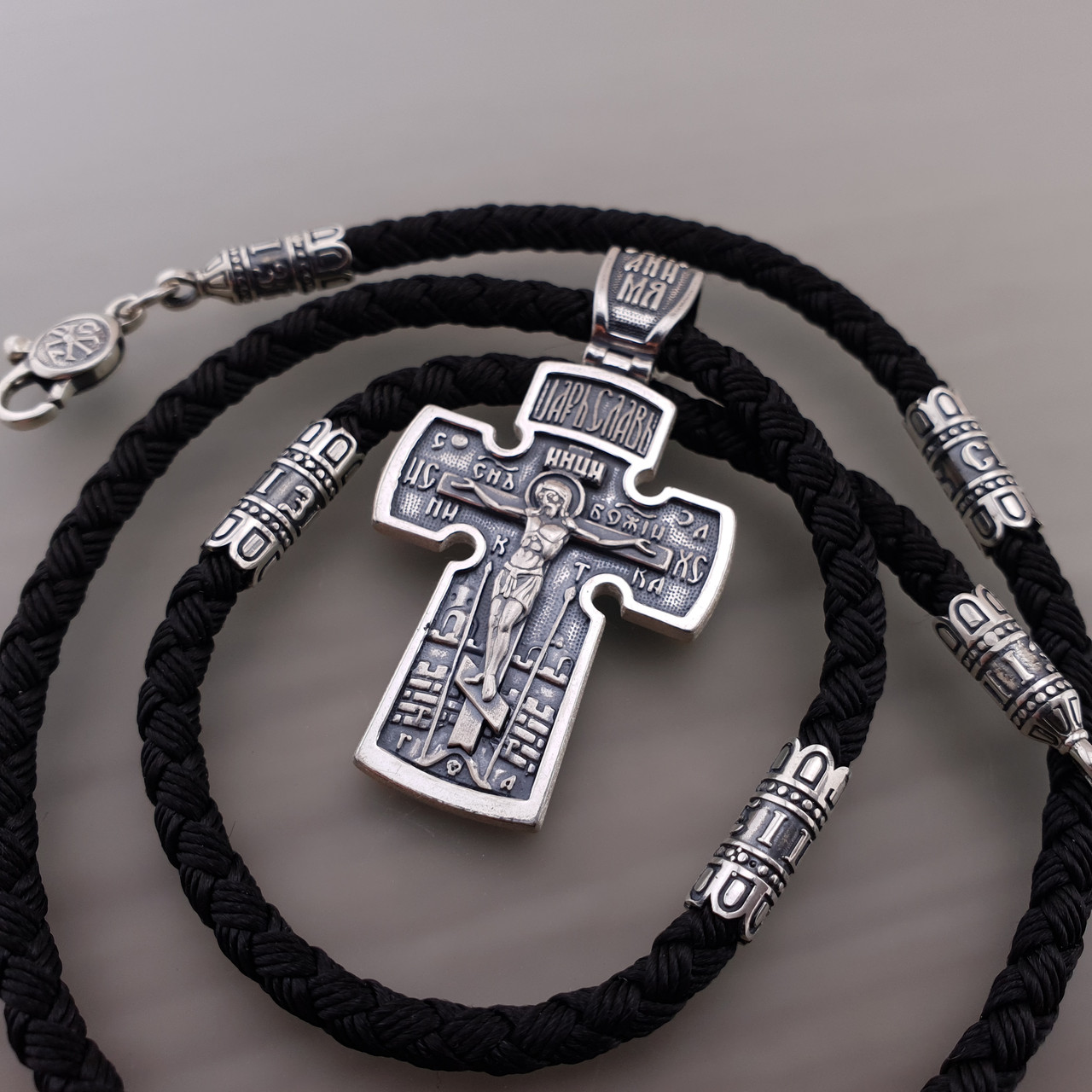 Чоловічий срібний хрестик на шовковому шнурку з срібними вставками. Цепочка шовкова із хрестиком. 55 см, фото 1